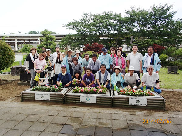 加賀中央インターアクトのメンバーと加賀温泉駅前花壇植え替え（夏季）