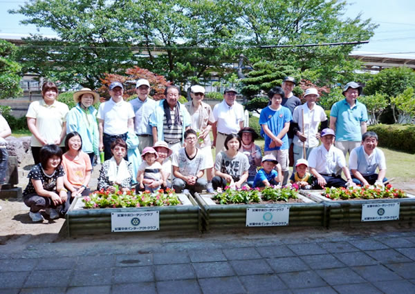 7月12日 ＪＲ加賀温泉駅前花壇植え替え奉仕を行いました