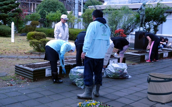 11月15日　温泉駅前の花壇植え替え奉仕を行いました
