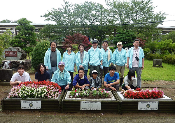 7月9日 加賀温泉駅前ＩＡＣとの花壇植え替え共同奉仕作業