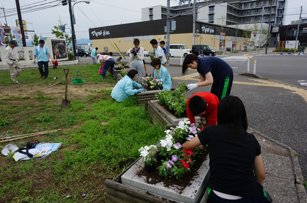 7月9日 加賀温泉駅前の花壇植替作業実施