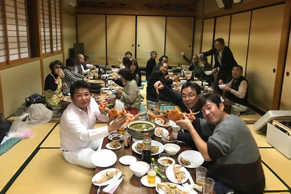 11月25日 カニをほおばる会
