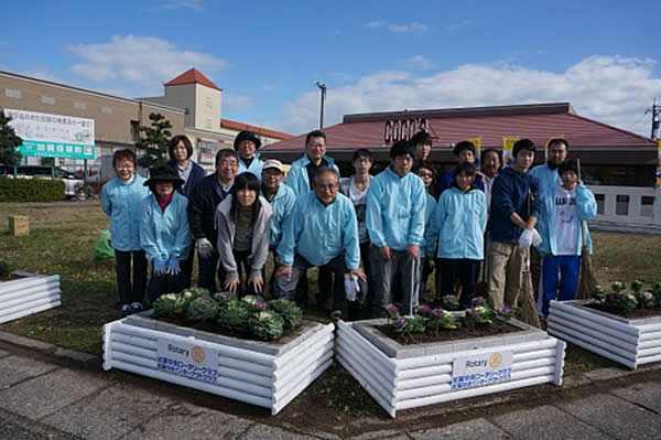 11月12日 IAC協同奉仕活動 加賀温泉駅前花壇植替（年間３回実施）葉牡丹植替