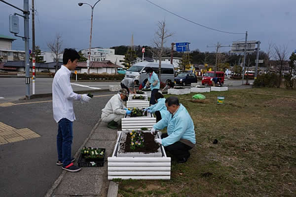 3月11日 IAC協同奉仕活動 加賀温泉駅前花壇植替（年間３回実施）パンジー・ビオラ植替