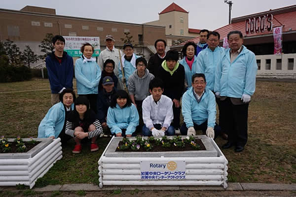 3月11日 IAC協同奉仕活動 加賀温泉駅前花壇植替（年間３回実施）パンジー・ビオラ植替