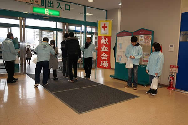 12月29日 年末恒例：献血運動参加　献血の呼びかけとティッシュペーパー配布