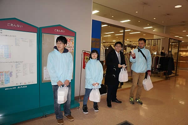 12月29日 年末恒例：献血運動参加　献血の呼びかけとティッシュペーパー配布