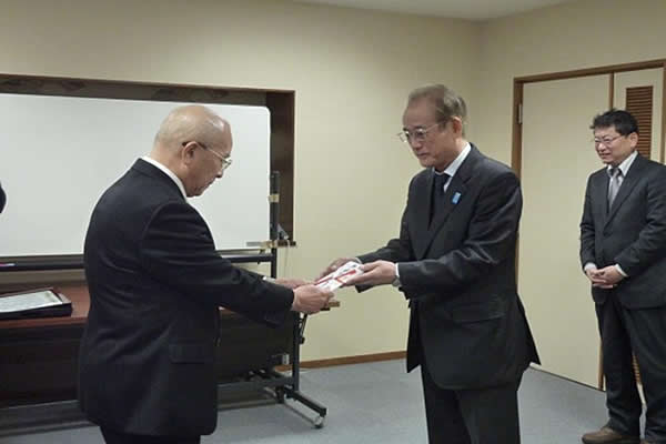 12月27日 加賀市社会福祉協議会へ図書支援活動寄付金贈呈