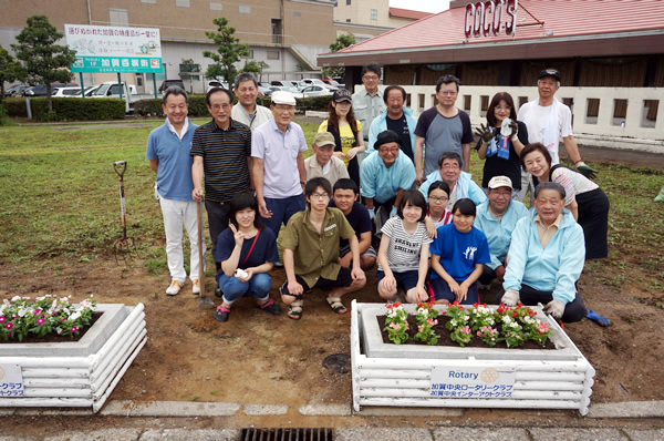 7月8日　加賀温泉駅前花壇植替 