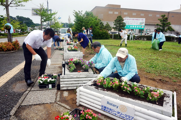 7月8日　加賀温泉駅前花壇植替 