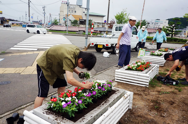 7月8日　加賀温泉駅前花壇植替 