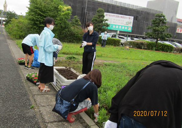 7月12日　加賀温泉駅前花壇植替え作業