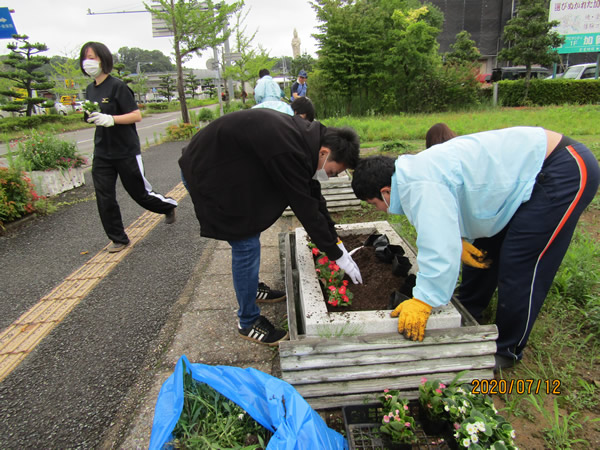 7月12日　加賀温泉駅前花壇植替え作業