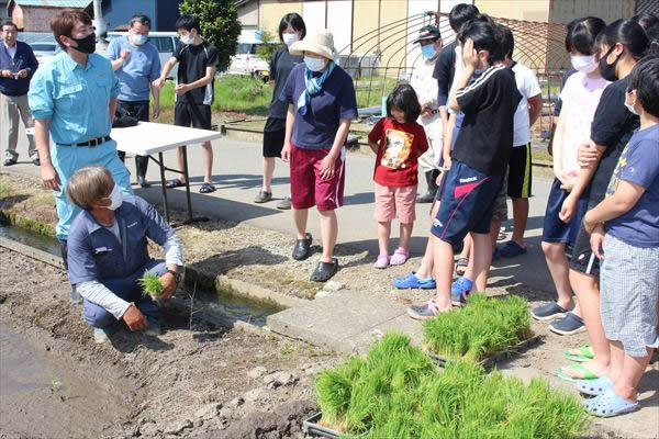 5月15日　伊奈美園との田植え作業