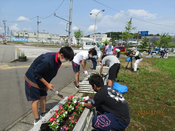 7月11日（日）加賀温泉駅前花壇植替