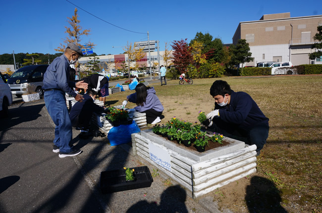 11月7日(日)　加賀温泉駅前花壇植替（Ⅱ）