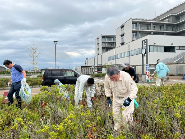 9月20日（水）第2001回例会　加賀市医療センター除草作業